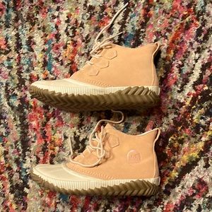 Like new! Rare find! Pink/white Sorel booties. Sz. 7.5.